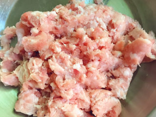 4、云吞面,肉末放入碗中