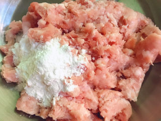 5、云吞面,加入生粉