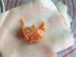 9、云吞面,放一小团肉馅在云吞皮上