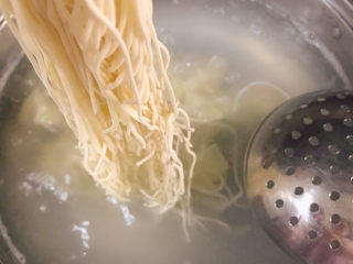 15、云吞面,放入水面