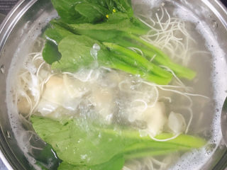 17、云吞面,放入菜心