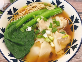 24、云吞面,撒在上面