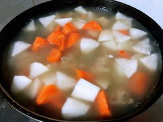 10、排骨炖萝卜,放入白萝卜块和胡萝卜块大火炖15分钟