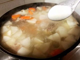 11、排骨炖萝卜,添加盐再中火炖五分钟