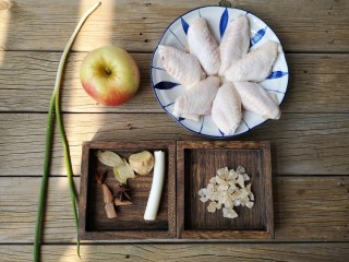 1、苹果烧鸡翅,准备食材。