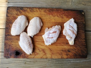 2、苹果烧鸡翅,鸡翅洗净在内侧打花刀，切到骨，这样能保持鸡翅完整好看又能入味。