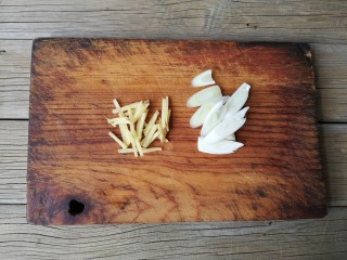 3、苹果烧鸡翅,葱斜刀切段，姜切丝。