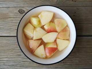 5、苹果烧鸡翅,苹果选择脆口的，洗净切滚刀块后用清水浸泡防止氧化。