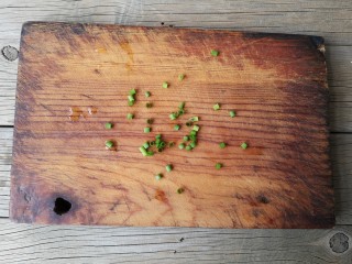 6、苹果烧鸡翅,小葱洗净切圈备用。