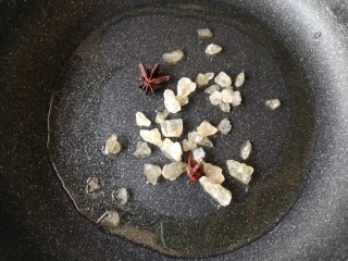 7、苹果烧鸡翅,锅中少量油，放入冰糖和八角。