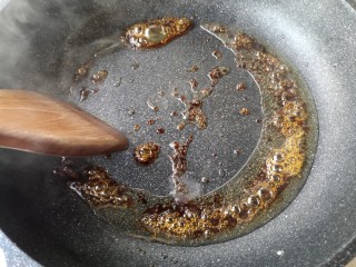 8、苹果烧鸡翅,小火加热，不停画圈搅拌冰糖至融化成焦糖色。