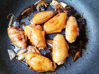 9、苹果烧鸡翅,放入腌制好的鸡翅，翻炒均匀上色。