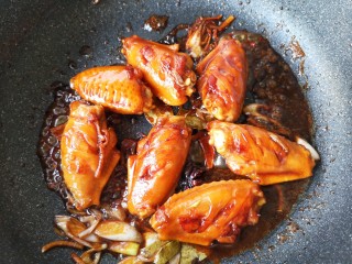 11、苹果烧鸡翅,继续翻炒均匀。