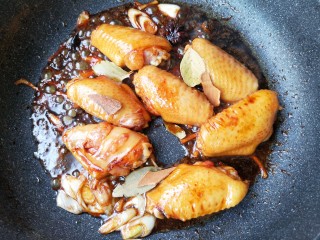 10、苹果烧鸡翅,然后放入香叶，桂皮。