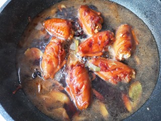 12、苹果烧鸡翅,加入适量开水小火炖半小时左右。