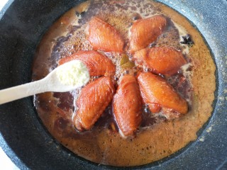 13、苹果烧鸡翅,加适量鸡精。