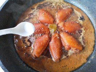 14、苹果烧鸡翅,加适量的盐。