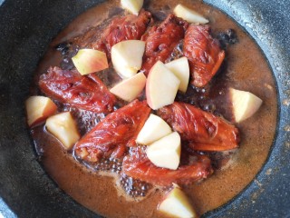 15、苹果烧鸡翅,最后出锅前把苹果放进去，大火收汁即可。这样苹果不会太软烂而影响口感哦。