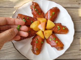 16、苹果烧鸡翅,出锅装盘后撒一丢丢小葱圈。