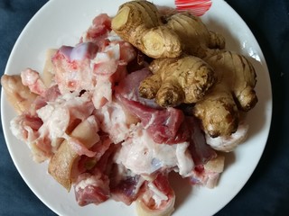 2、猪脚姜醋,猪脚烧去绒毛，姜切小块