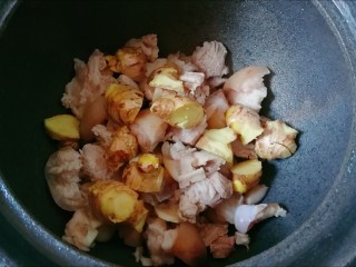 7、猪脚姜醋,放入切块的老姜