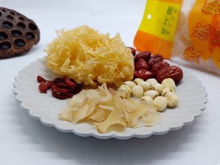 1、美容养颜的《莲子百合银耳羹》,干百合、莲子、红枣、银耳、枸杞、甘汁园黄冰糖。