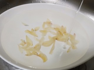 3、美容养颜的《莲子百合银耳羹》,百合提前泡2小时即可。