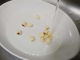 4、美容养颜的《莲子百合银耳羹》,莲子也需提前浸泡2小时。