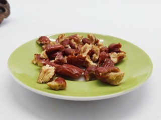 6、美容养颜的《莲子百合银耳羹》,红枣掰成小块备用。