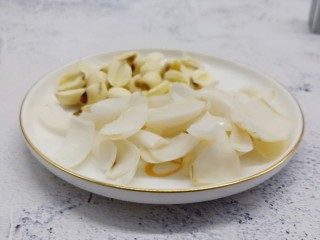 7、美容养颜的《莲子百合银耳羹》,泡发好的百合与莲子清洗一下备用。