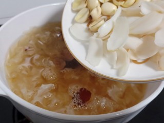 9、美容养颜的《莲子百合银耳羹》,炖至银耳胶质出来，加莲子百合继续炖45分钟。