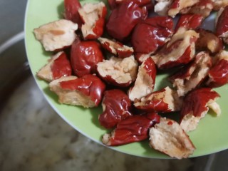 10、美容养颜的《莲子百合银耳羹》,最后20分钟加红枣再一起炖。