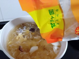 11、美容养颜的《莲子百合银耳羹》,快出锅之前加100克的黄冰糖。