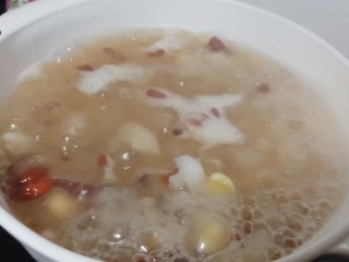 12、美容养颜的《莲子百合银耳羹》,撒上枸杞即可。