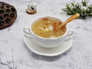 14、美容养颜的《莲子百合银耳羹》,既能润燥又能养颜！甜丝丝暖烘烘的！是秋冬糖水的不二之选！