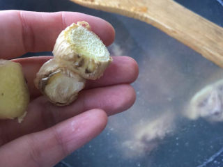 2、陈皮乳鸽汤,放入姜片。