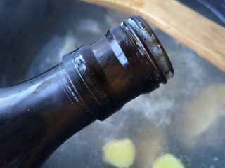 3、陈皮乳鸽汤,倒入料酒。