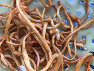 6、陈皮乳鸽汤,准备好虫草花。