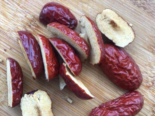 7、陈皮乳鸽汤,红枣去核。