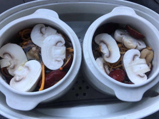 9、陈皮乳鸽汤,把准备好的配料也放入炖盅。