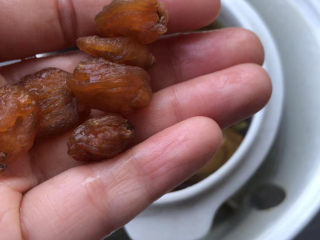 15、陈皮乳鸽汤,放入桂圆。