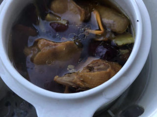 16、陈皮乳鸽汤,搅拌均匀再炖一会即可。