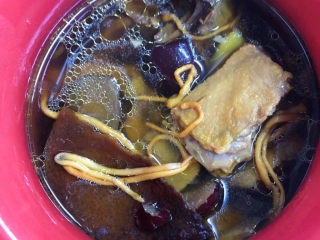 17、陈皮乳鸽汤,汤色黄亮,味道鲜美。