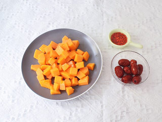 2、木瓜炖牛奶,木瓜去皮去籽，再挖去比较软的果肉，切成小块，红枣洗净，枸杞用清水浸泡备用