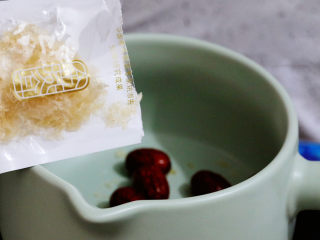 3、木瓜炖牛奶,将金燕耳放入砂锅中，金燕耳是免洗名泡，即开即用，如果是平时的银耳，先提前2小时泡发