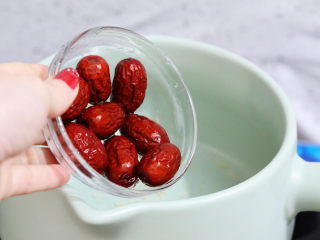 4、木瓜炖牛奶,加入红枣