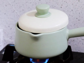 6、木瓜炖牛奶,大火煮开后转小火慢炖15-20分钟