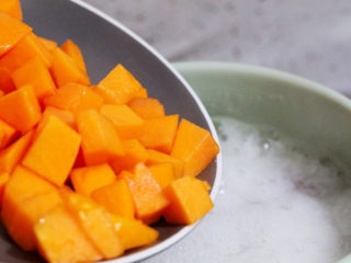 7、木瓜炖牛奶,加入木瓜继续炖煮10分钟