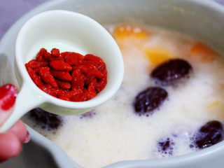 9、木瓜炖牛奶,加入枸杞