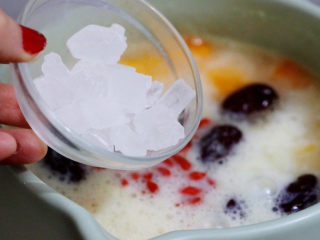 10、木瓜炖牛奶,加入冰糖